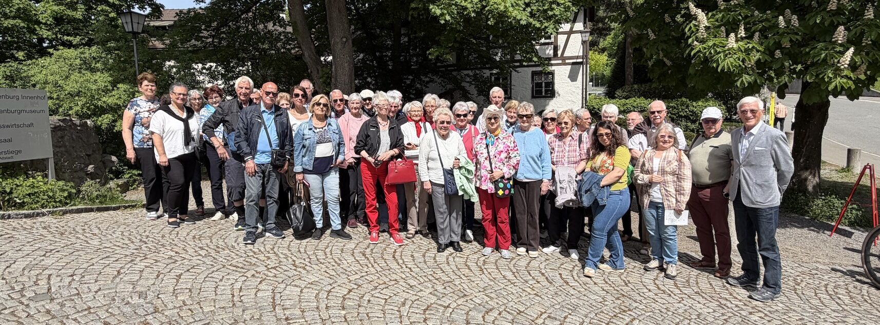 Die Reisegruppe steht auf dem Parkplatz der Basilika Rankweil.