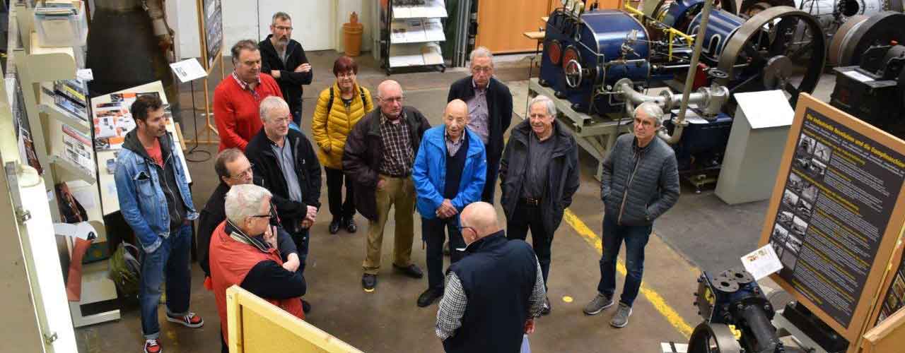 Vereinsmitglieder in der Halle des Dampfzentrums Winterthur